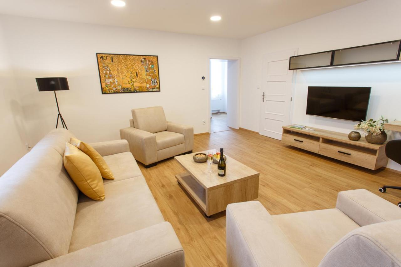 Apartments Villa Whitehouse 오스트라바 외부 사진